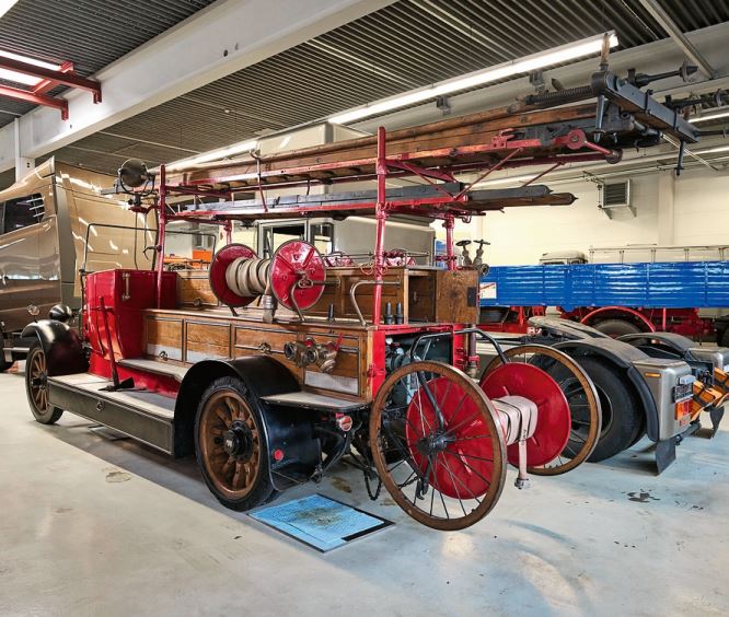 Die Magirus-Zentrifugalpumpe am Heck konnte bis zu 1000 l/m Wasser bis auf 80 m Höhe bringen. Die Leiter erreichte 27 m.