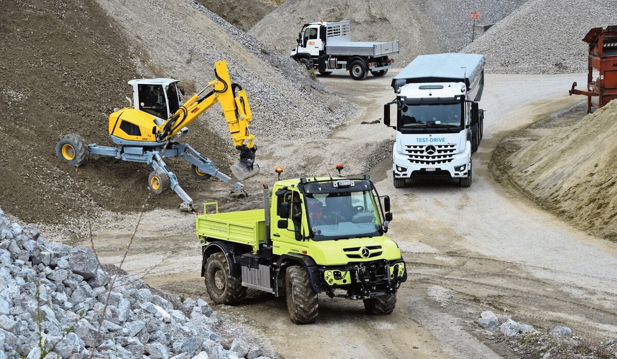 Am Anlass «Kiesgrube 2026» durften verschiedene Fahrzeuge und Maschinen von Mercedes-Benz und Menzi Muck im Gelände getestet werden.
