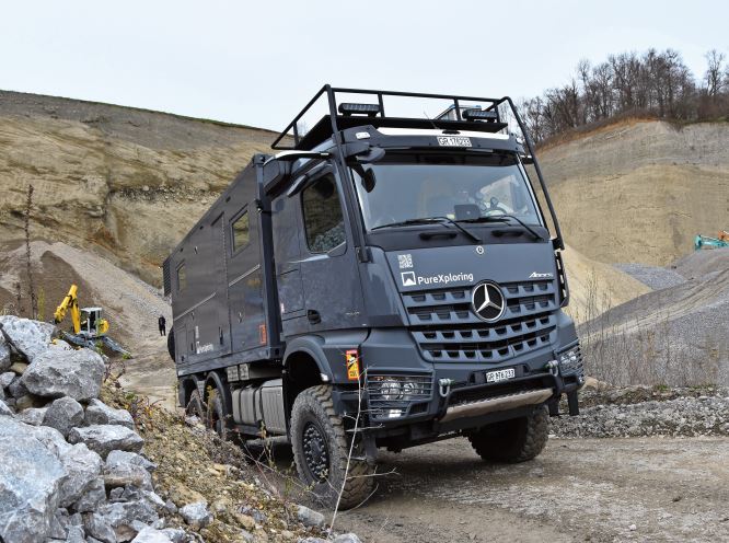 Der Mercedes-Benz 6×6-Arocs liess sich dank drei angetriebenen Achsen vom steilen Gelände nicht aufhalten.