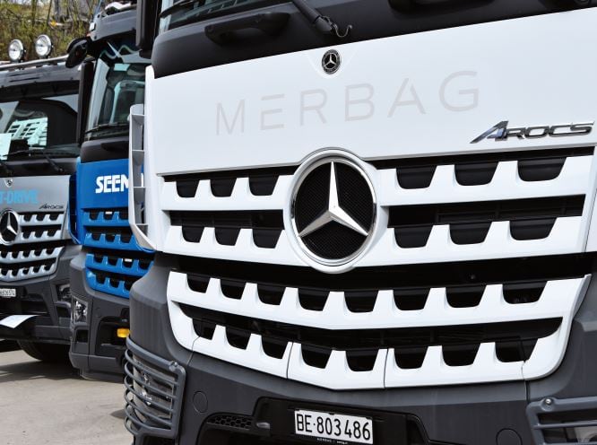 Der Mercedes-Benz Arocs ist bekannt für seine Robustheit und Zuverlässigkeit im Baustellenverkehr.