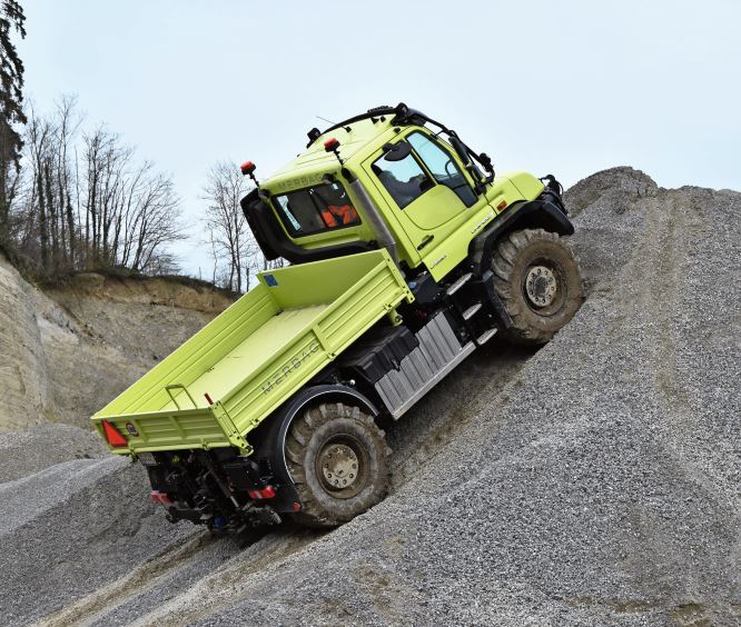 Mit dem hydrostatischen Getriebe meistert der Unimog U530 fast alle Aufgaben im unwegsamen Gelände.