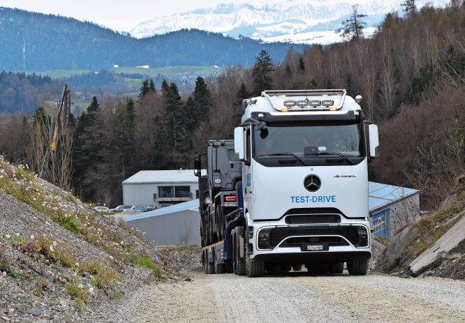 Die Actros-L-Sattelzugmaschine mit angekoppeltem Tiefgänger konnte ebenfalls getestet werden ...