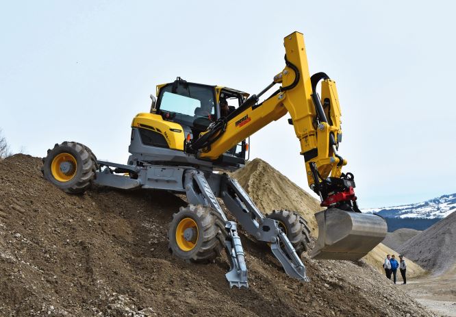 Der Schreitbagger von Menzi Muck erklimmt jedes steile Gelände. Da sollte der Maschinist schon schwindelfrei sein.