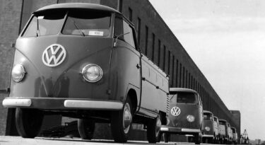 Nach nur ,einem Jahr Bauzeit rollen hier ab ,8. März 1956 bis heute elf Millionen VW Transporter vom Band.