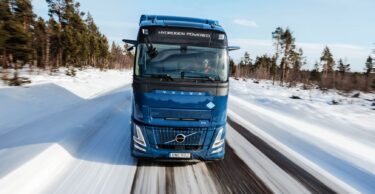 Härtetest im Norden: Der Volvo-Prototyp beweist seine Zuverlässigkeit in arktischer Schneelandschaft.