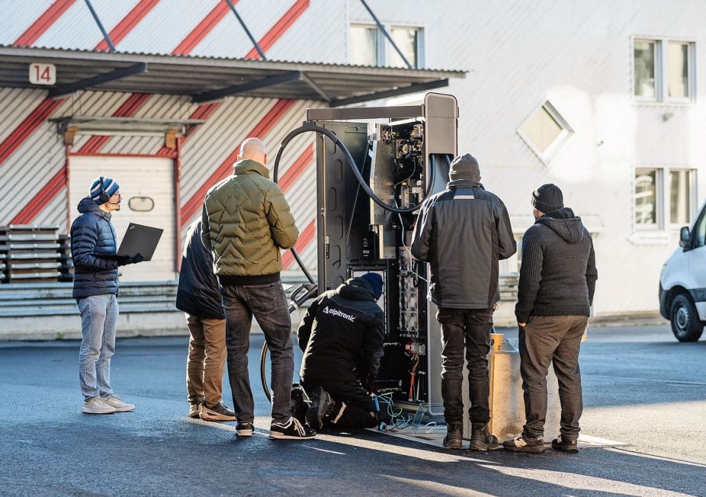 Teamwork: Bei der Inbetriebnahme der Ladeinfrastruktur sind Experten von Enotea, des Ladestationsherstellers und des Hauselektrikers vor Ort.