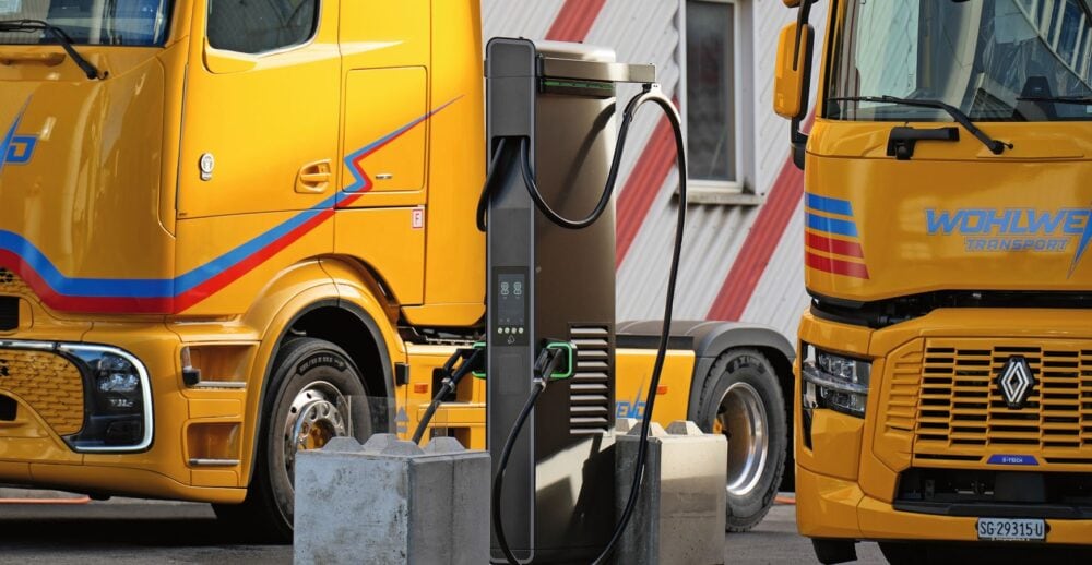 Die Zukunft ,ist hier – und europäisch. Französische ,und deutsche ,Lkw laden an ,einer Ladestation aus Italien.