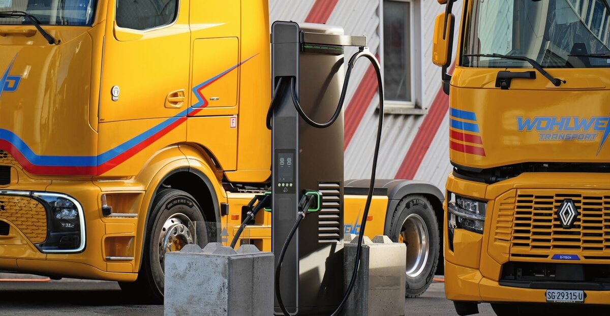 Die Zukunft ,ist hier – und europäisch. Französische ,und deutsche ,Lkw laden an ,einer Ladestation aus Italien.
