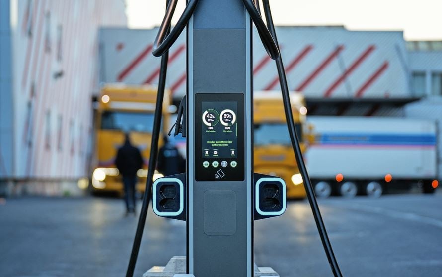 Parallelbetrieb: Bis zu acht Fahrzeuge können gleichzeitig an der Megawatt-Ladestation geladen werden.