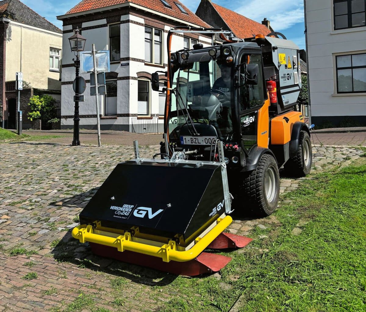 Das neu von Kärcher Municipal angebotene Anbaugerät CityZAS rückt mit 8000 Volt dem Unkraut auf den Leib – eine interessante Alternative, wenn auf Wasser verzichtet werden soll oder muss.