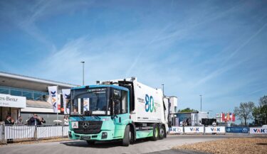 Zu 80 Prozent aus wiederverwendeten Materialien: Der Mercedes-Benz ReEconic zeigt heute auf, wie Kreislaufwirtschaft morgen den Fahrzeugbau bestimmen kann. Gesetzliche Regulierungen könnten diese industrielle Entwicklung vorantreiben.