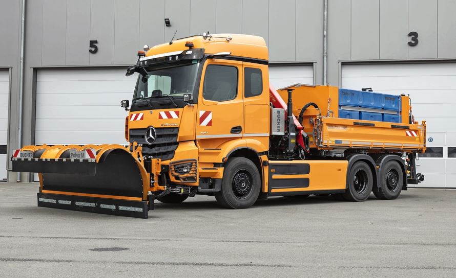 Die Frontanbauplatte am eActros 440 bleibt beim Abnehmen am Pflug, was im Nicht-Winterbetrieb Gewicht spart.