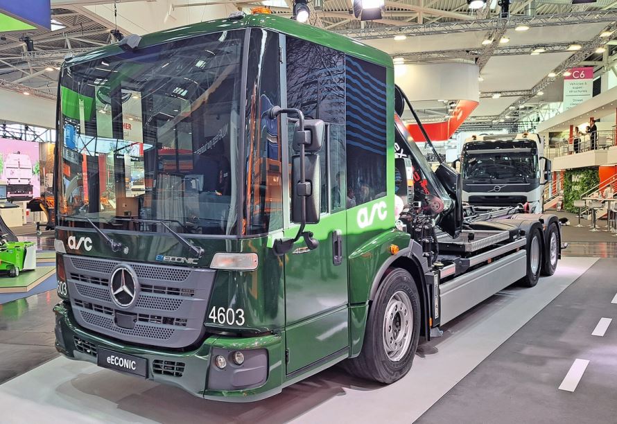 Der Mercedes-Benz eEconic 400 mit zusätzlichem Batteriepaket war mit einem Ladekran sowie Hakengerät ausgestattet.