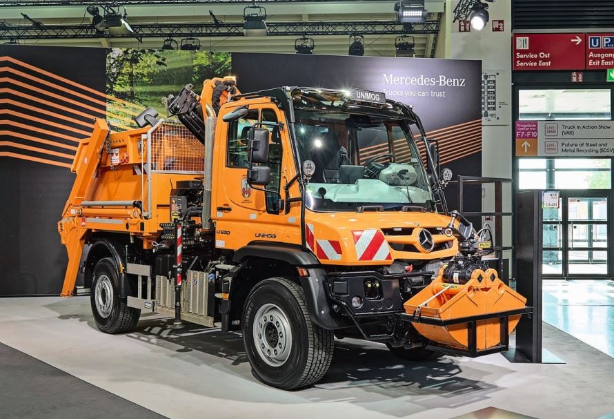 Der Unimog U 530 mit langem Radstand war mit einem Absetzkipper und einem Kran mit Zweischalengreifer ausgestattet.