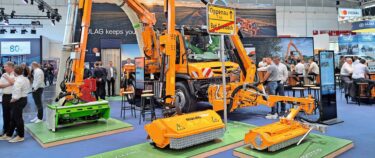 Am Unimog zeigte Mulag gleich mehrere Anbaugeräte. ,Im Mittelpunkt stand das ,neue Front-Auslegersystem ,FBX (Mitte).