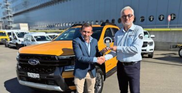 Henrik Petro (rechts), TIR-Chefredaktor und Schweizer Mitglied der Pick-up-Award-Jury, übergibt den IPUA 2026 an Nicolas Pizzuto.