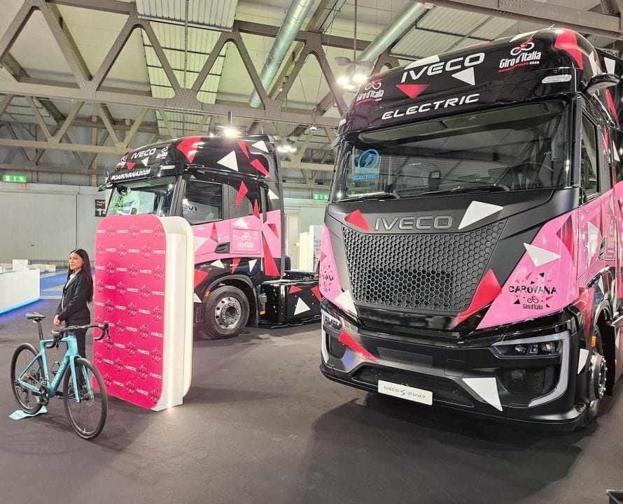 Iveco feierte die langjährige Partnerschaft mit der Giro d'Italia und präsentierte S-Way und S-eWay im rosa Renntrimm.