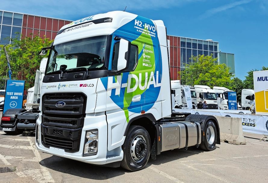 Der Prototyp F-Max H-Dual läuft sowohl mit HVO und Wasserstoff als auch mit HVO und Hydrobiomethan-Blends.