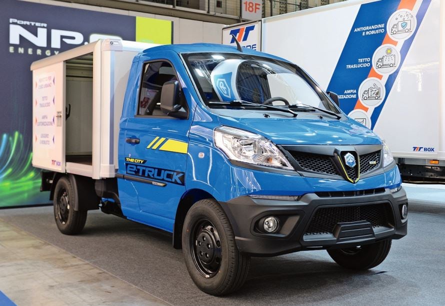 Über 1000 kg Nutzlast auf weniger als 7 m²: Der elektrische Piaggio Porter NPE als 60-kW-Alternative zu Cargo-Bikes.