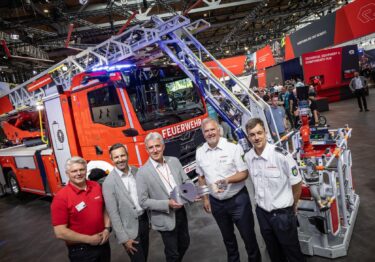Rosenbauer übergibt weltweit leichteste Elektro-Drehleiter an Feuerwehr-Institut. Quelle: zvg