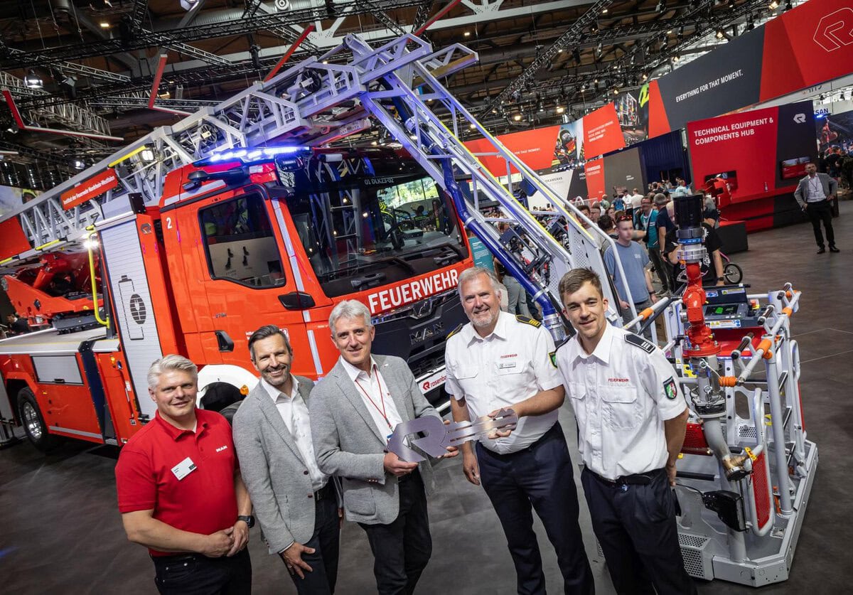 Rosenbauer übergibt weltweit leichteste Elektro-Drehleiter an Feuerwehr-Institut. Quelle: zvg