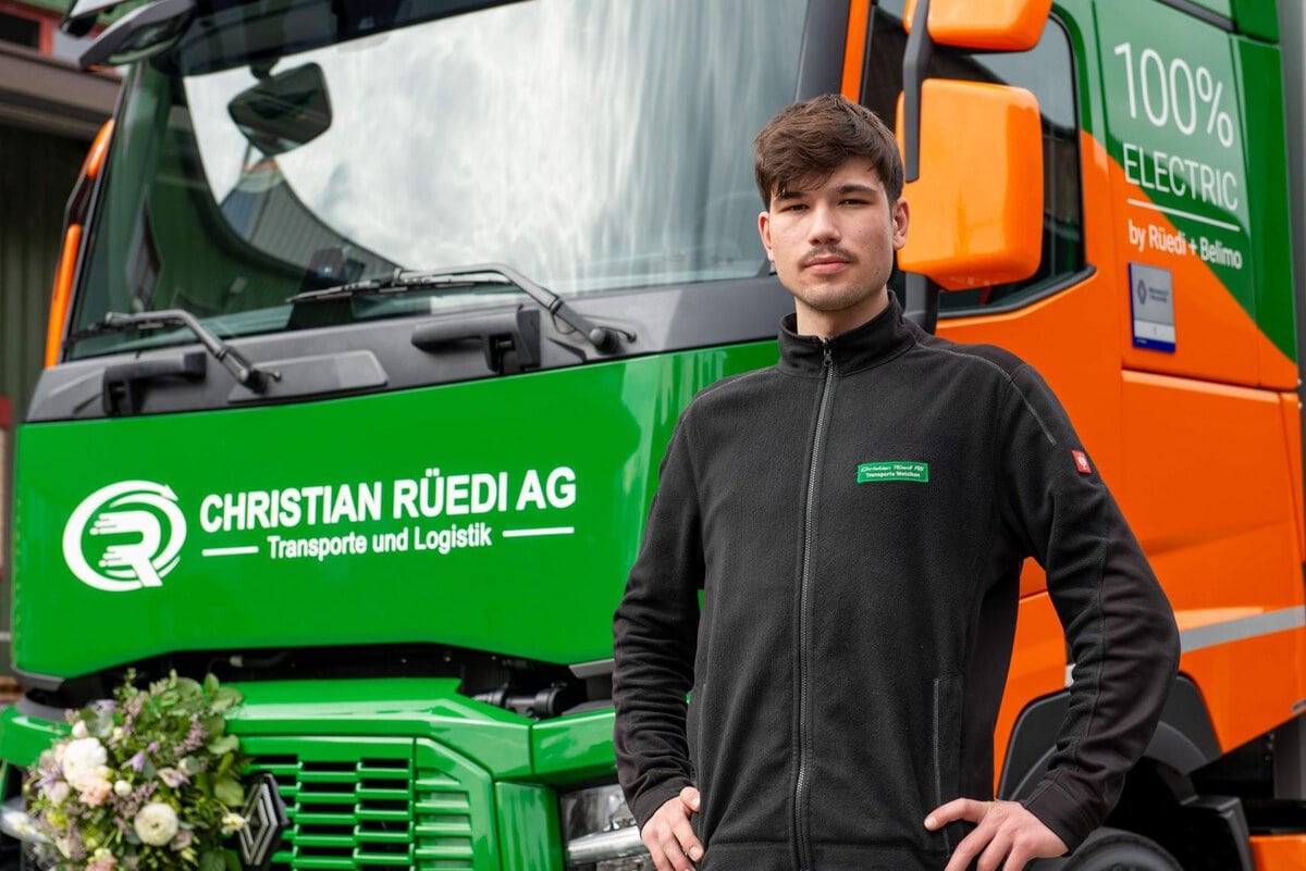 Mitarbeiter Rüedi AG vor neuem Elektro-LKW. Quelle: zvg