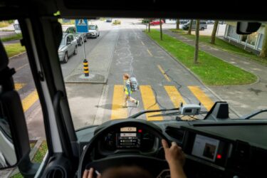 Sichere Schulwege: LKW-Fahrer stoppen für jedes Kind. Quelle: zvg