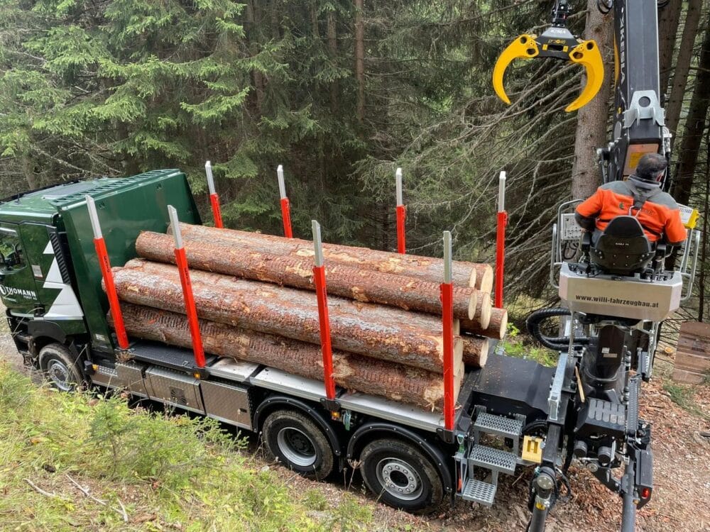 Thomann Forst AG setzt auf robusten Renault Trucks K 520. Quelle: zvg