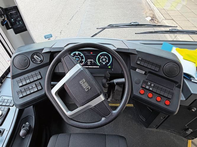 Sehr aufgeräumtes Cockpit mit digitalen Rundinstrumenten im BMC.