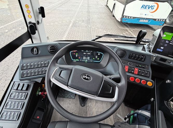 Ähnliches Layout im BYD mit modernerer Tachografik und Zweispeichen-Lenkrad.