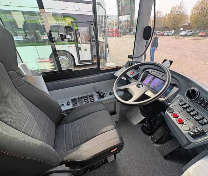 Im Wrightbus finden sich dasselbe Lenkrad und dieselbe Konsole wieder.