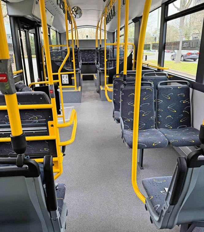 Wrightbus bietet mit einer eher schlichten Ausstattung den Pendlern viel Platz.