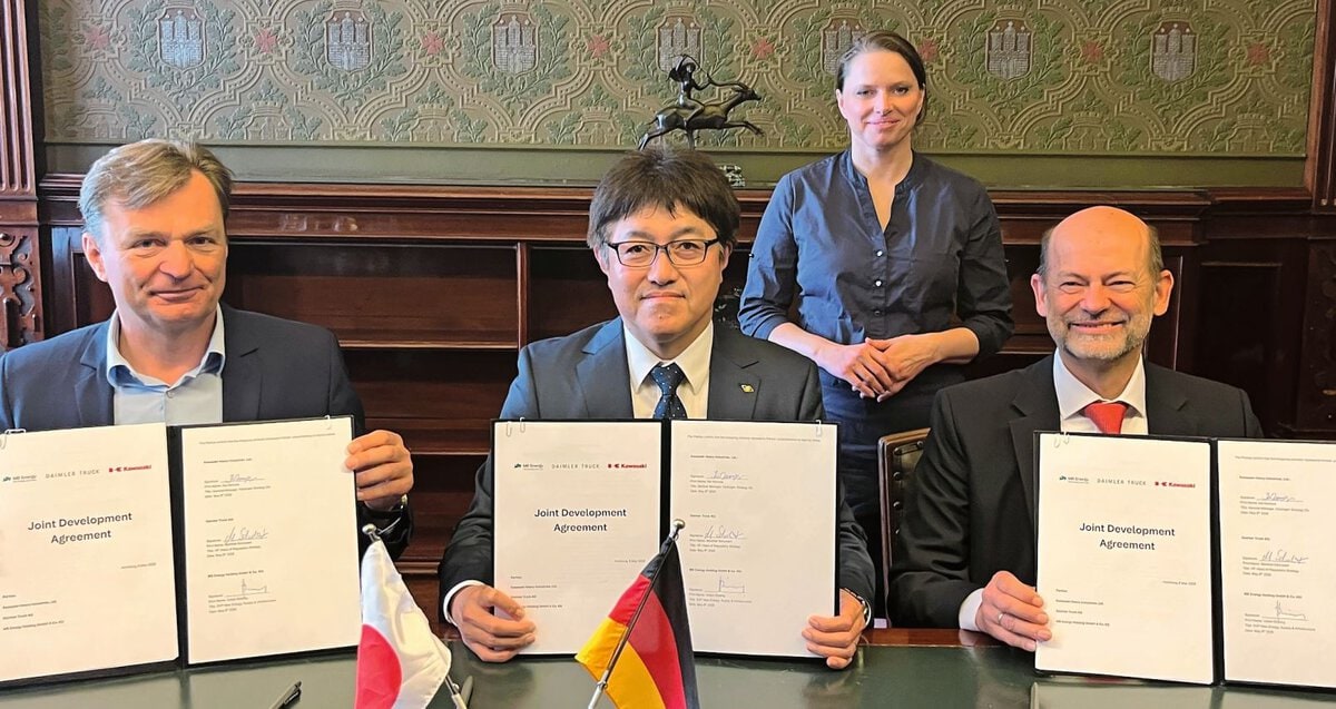 Bei der Unterzeichnung dabei (von links): Volker Ebeling (MB Energy), Kei Nomura (KHI), Dr. Manfred Schuckert (Daimler Truck). Im Hintergrund: Senatorin Dr. Melanie Leonhard, Präses der Behörde für Wirtschaft, Arbeit und Innovation, Hamburg
