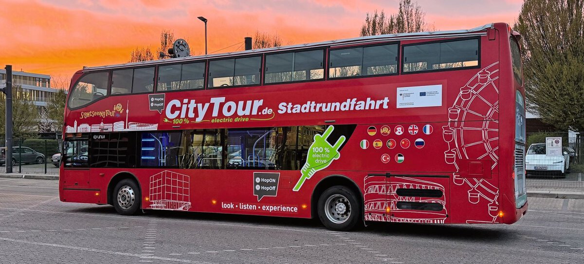 Ausser Konkurrenz: Der auf E-Antrieb umgerüstete Mercedes-Benz-Cabriobus ist für Stadtrundfahrten in Bonn unterwegs.