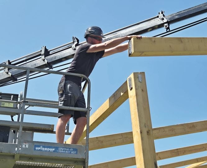 Hannes Bigger beim Aufbau der Infrastruktur für das Quellrock Openair.
