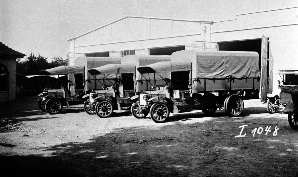 Saurer-Lkw in Lindau vor der Produktionshalle aus dem ersten Produktionsjahr 1915.
