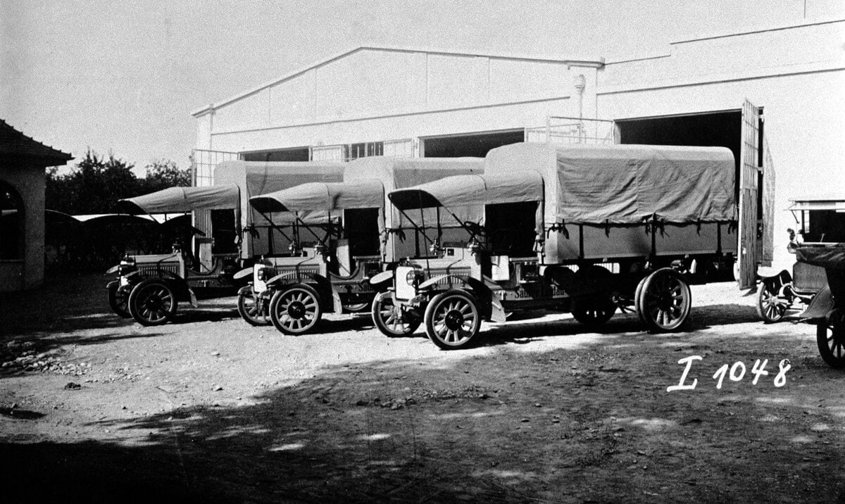 Saurer-Lkw in Lindau vor der Produktionshalle aus dem ersten Produktionsjahr 1915.