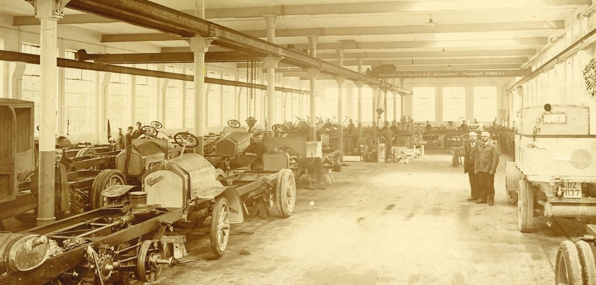 Ein Blick in das Lastwagenwerk Lindau von 1915, wo die legendären MAN-Saurer gebaut wurden.