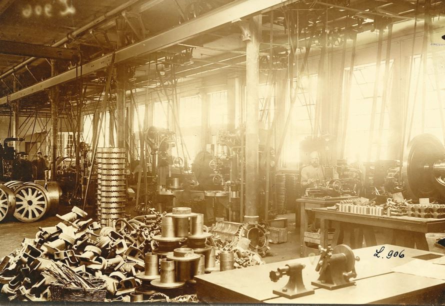 Im Lastwagenwerk Lindau wurden die einzelnen Maschinen aus einem Geflecht von Antriebsriemen bewegt (1915).