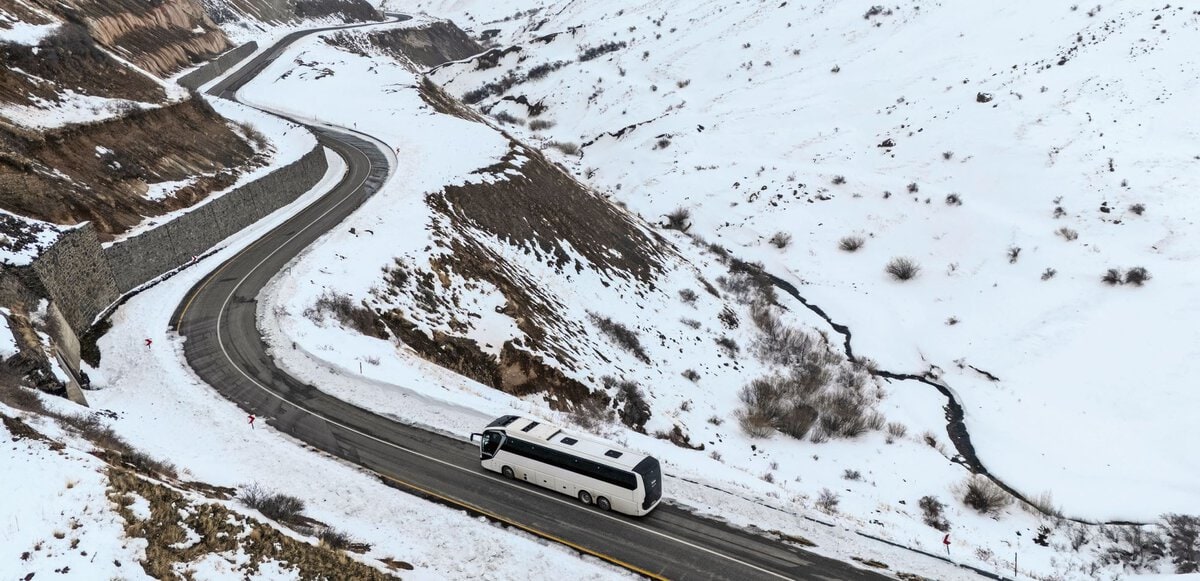 Der MAN eCoach meistert tief verschneite Passstrassen während der Wintererprobung in der Türkei.
