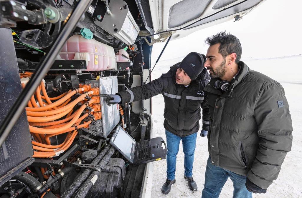 Akribische Prüfung: Testingenieure begutachten den E-Antrieb im Heck des Lion's Coach E.