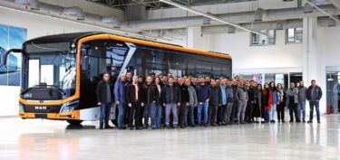 Das Team der E-Bus-Produktion in Ankara feiert den neuen MAN Lion's City E.