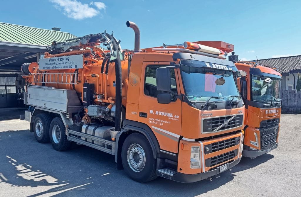 Seit 23 Jahren im Einsatz: Volvo FM12 Euro 3, Urahn des neuen FM 500 (rechts).