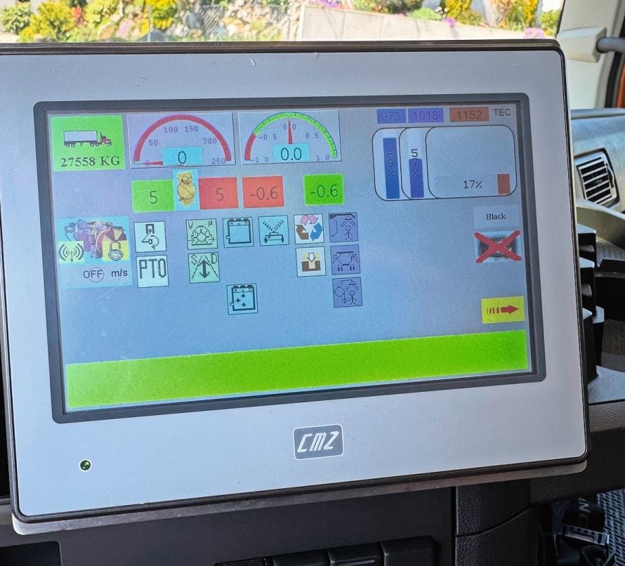 Die Bedienung der CAN-Bus-gesteuerten Anlage erfolgt über den Touch-Screen oder per Fernbedienung.
