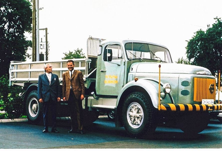 Werner Ryffel (rechts, hier mit dem Lkw-Verkäufer) setzte schon früh auf die Marke Volvo Trucks.