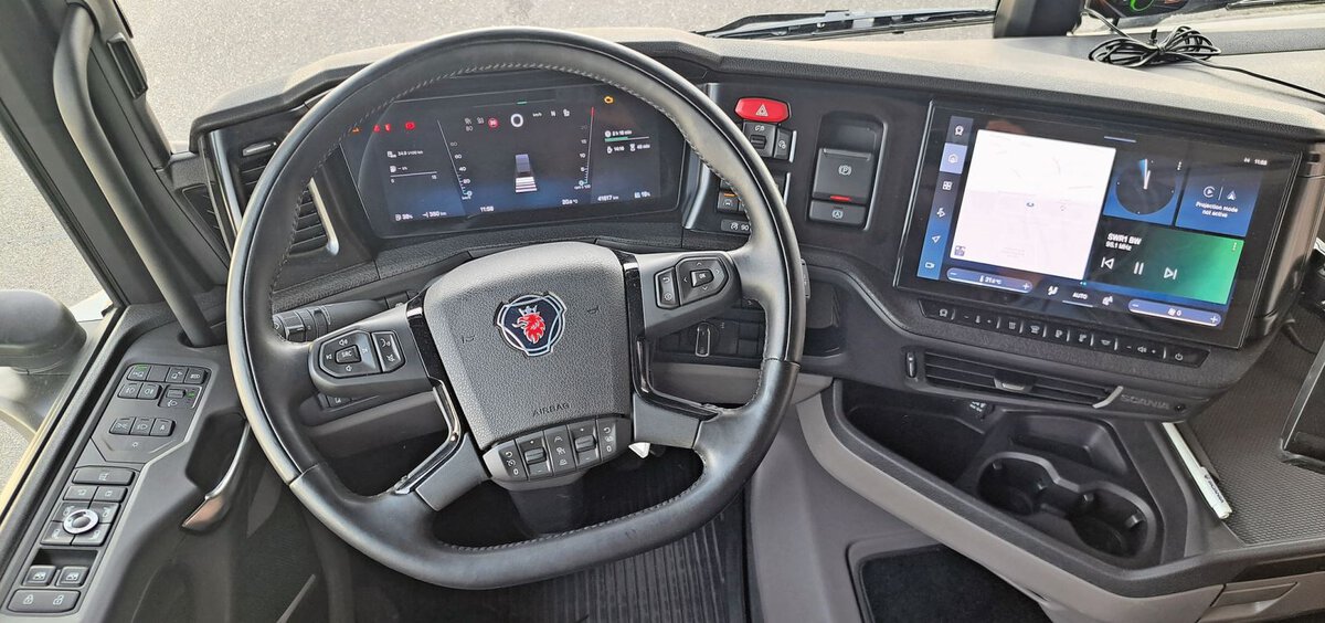 Im aufgeräumten Cockpit findet sich auch ein Scania-Neuling rasch zurecht.