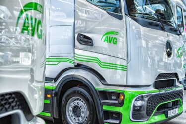 Drei Mercedes-Benz eActros 400 an AVG Köln übergeben. Quelle: zvg