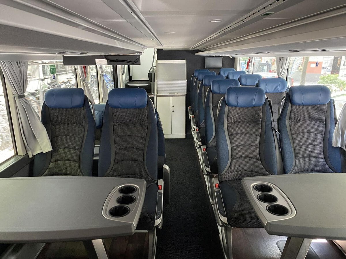 Komfortable Sitze und Clubtische im neuen Tellbus. Quelle: zvg