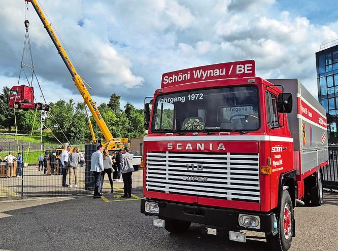 Der Scania-Oldtimer von 1972 und die am Kranfahrzeug aufgehängte Sattelzugmaschine (hinten links) wiesen den Weg.