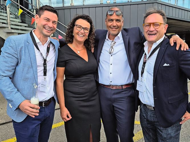 V,.,li.: Benjamin Giezendanner (Nationalrat), Andrea und Daniel Schöni, und Francesco Romano (MD Scania Schweiz)